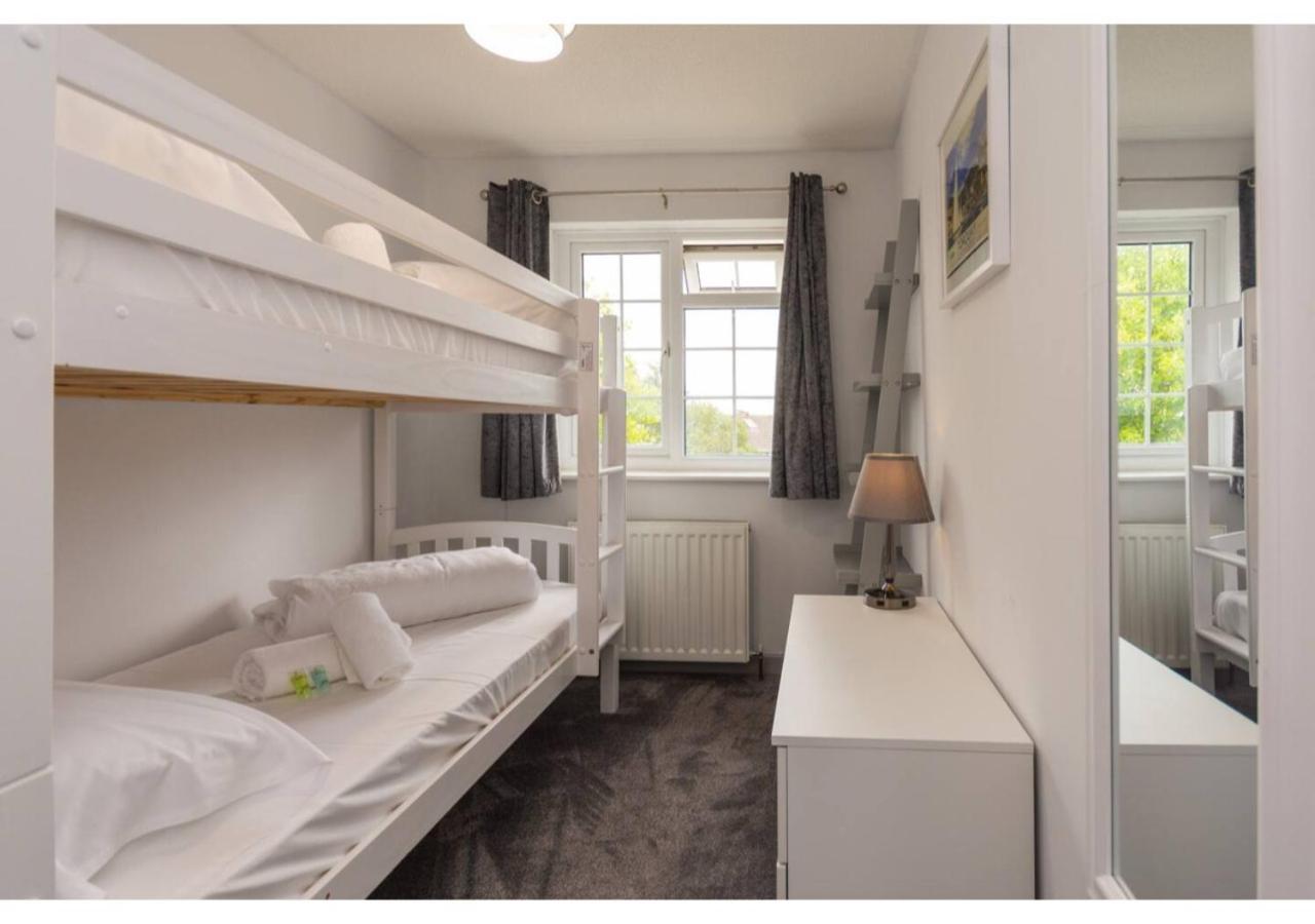 Hollywater Cheerful 3 Bedroom In Close With Pizza Oven