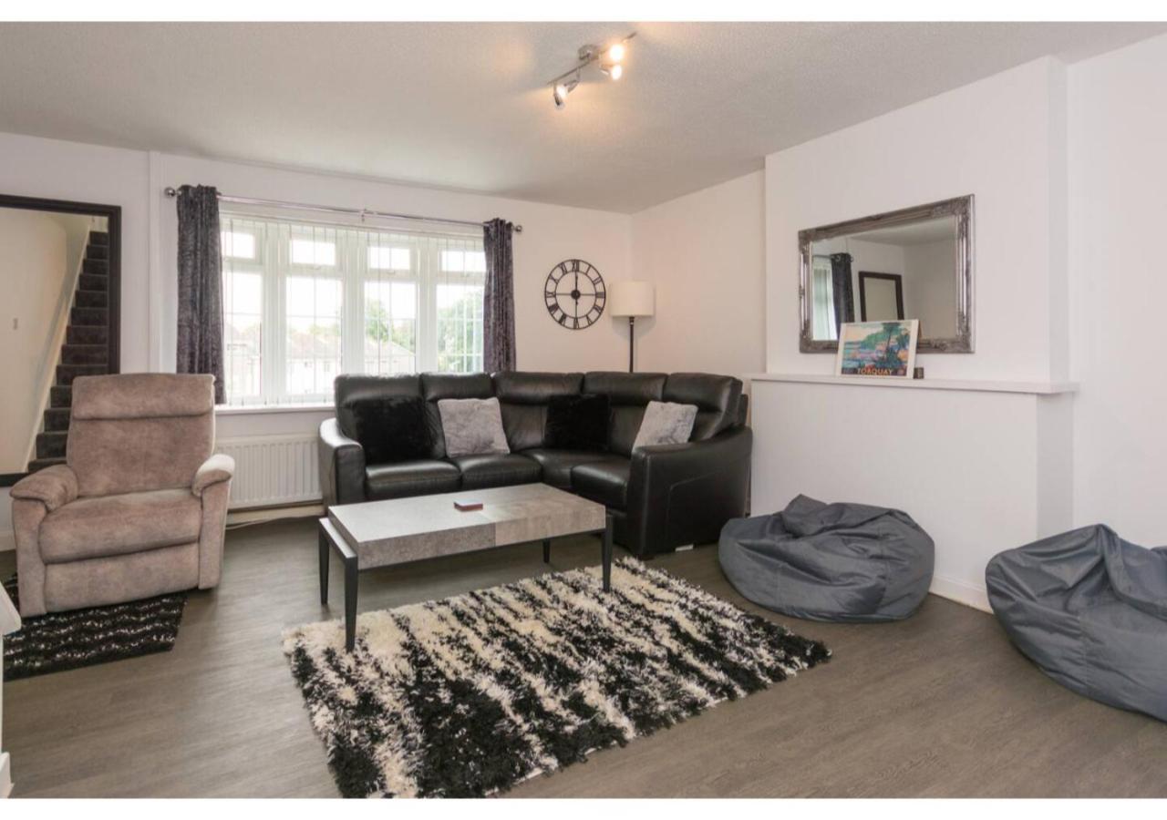 Hollywater Cheerful 3 Bedroom In Close With Pizza Oven